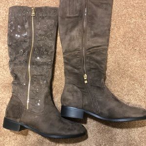 Brown boots with low heel. Glittery accents with gold zippers